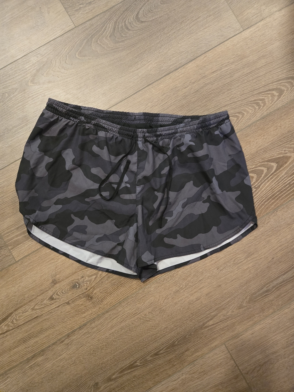 Old Navy Women's Black and Gray Camo Athletic Shorts